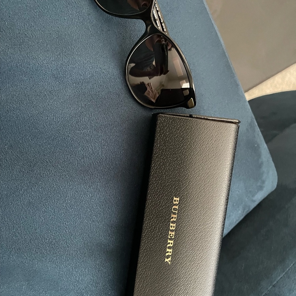 Like new burberry sunglasses